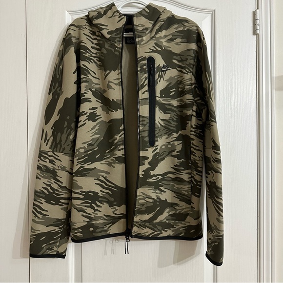 Never worn Nike tech fleece - Picture 3 of 3